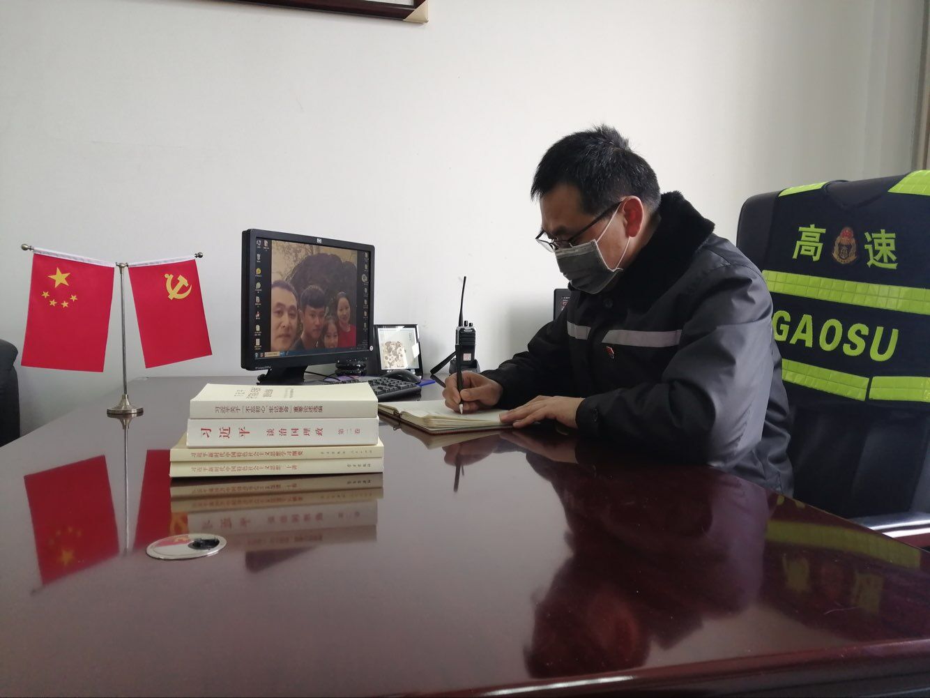 1580446882952809.jpg 界阜蚌公司利辛東站青年團員積極做宣傳志愿者,在收費廣場發(fā)放“知艾防艾宣傳單”,營造良好的艾滋病防治社會環(huán)境。.jpg