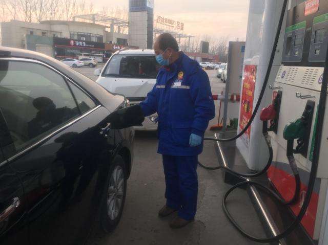 1580724145114240.jpg 不忘使命,老黨員始終堅持守陣地-呂望站王玉成為顧客擰油箱蓋.jpg