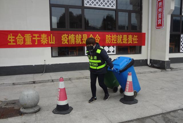 1580870330113659.jpg 休寧服務區余薇正在清運垃圾.JPG