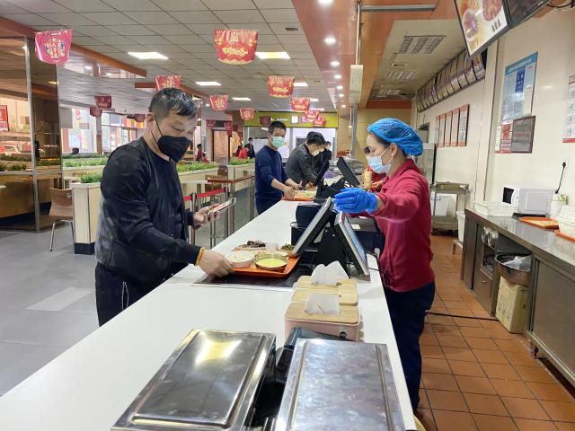 1586919698373386.jpg 旅客在新橋服務區餐廳排隊就餐.jpg