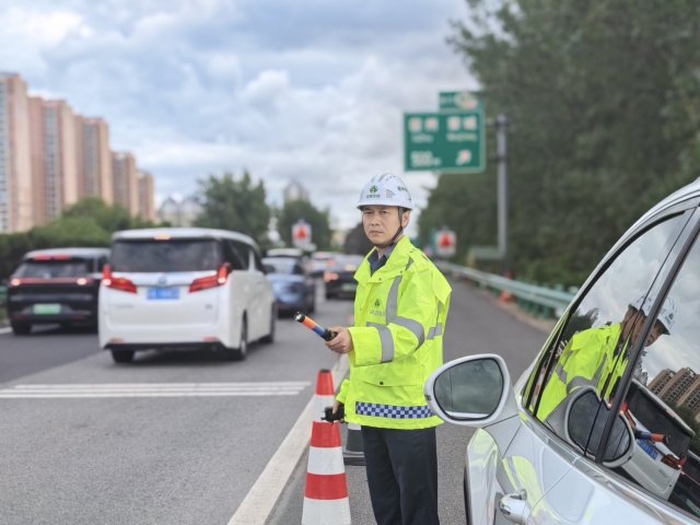 1759106966391486.jpg 宿州中心宿州南保暢分中心加強施工路段交通疏導,保暢暢通。.jpg