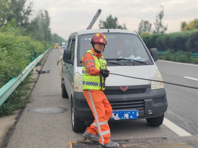 1759107147162285.jpg 亳州中心阜陽段上行K376施救員徐建才調整拖車鋼絲繩,開展救援行動。.jpg