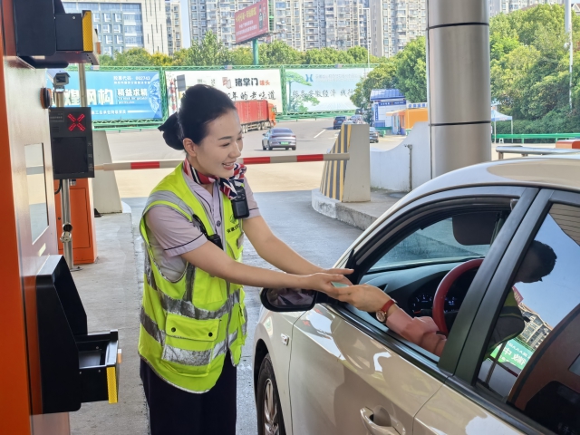 1759107290384175.jpg 合肥中心包河大道收費站收費員幫助司機取卡.jpg