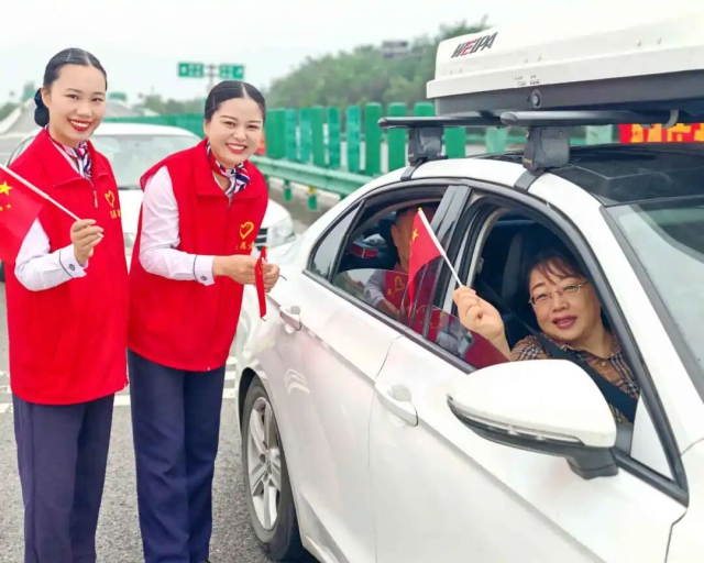 1759889809209906.jpg 蚌埠中心涂山懷遠站為過往司乘贈送小國旗.jpg