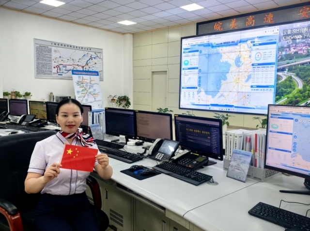 1759889971742443.png 寧宣杭中心監控員工作中與國旗合影.png