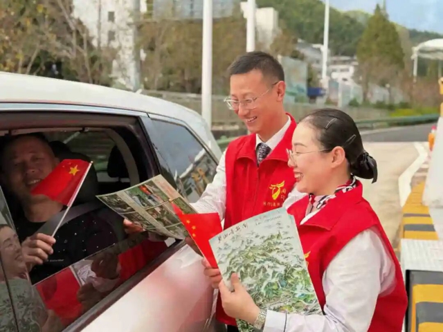 1759890002307370.jpg 黃山中心青年志愿者為過往司乘推介周邊景點并贈送小國旗.jpg