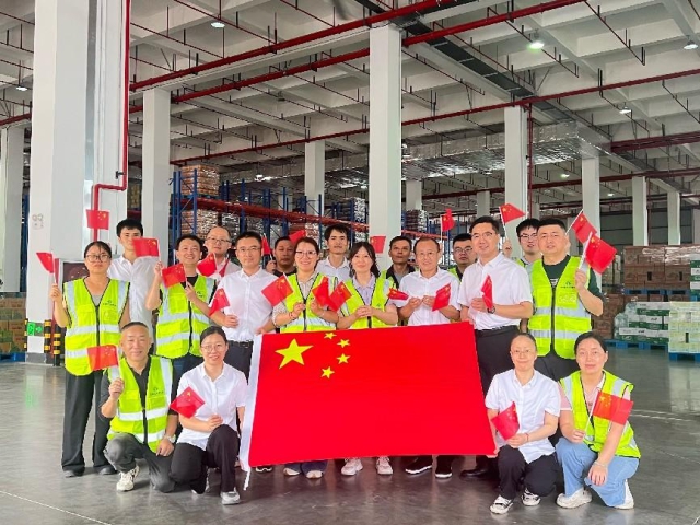 1759890116655395.png 迅捷物流公司組織開展“與國旗合影 為祖國慶生”活動.png